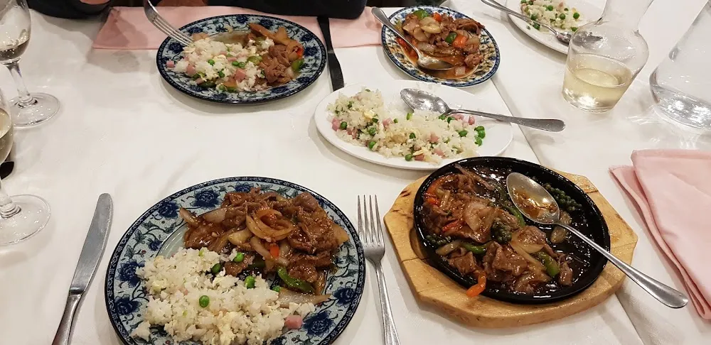 Canard Sauté Bœuf Sur Plaque Chaude Et Riz Cantonais